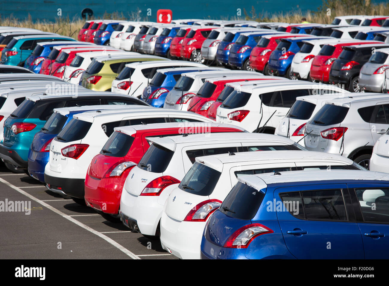 Importati nuovi veicoli Suzuki a Grimsby docks automobili in attesa di essere consegnati ai garage in tutto il Regno Unito Foto Stock