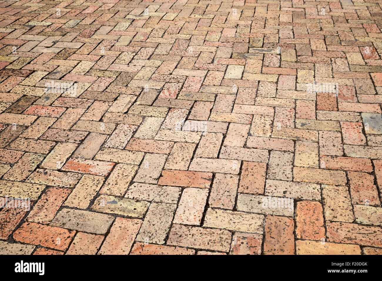 Vecchio rosso cobblestone pavement, foto di sfondo con effetto prospettico Foto Stock