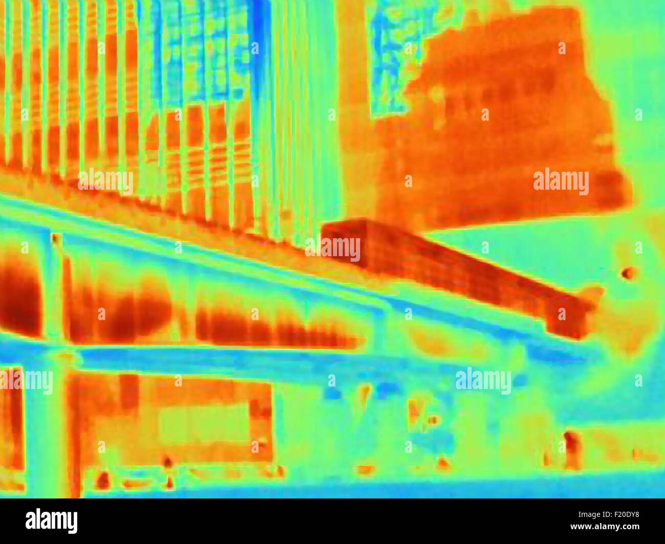 Fotografia termica del treno sul ponte a Canary Wharf, London, Regno Unito Foto Stock