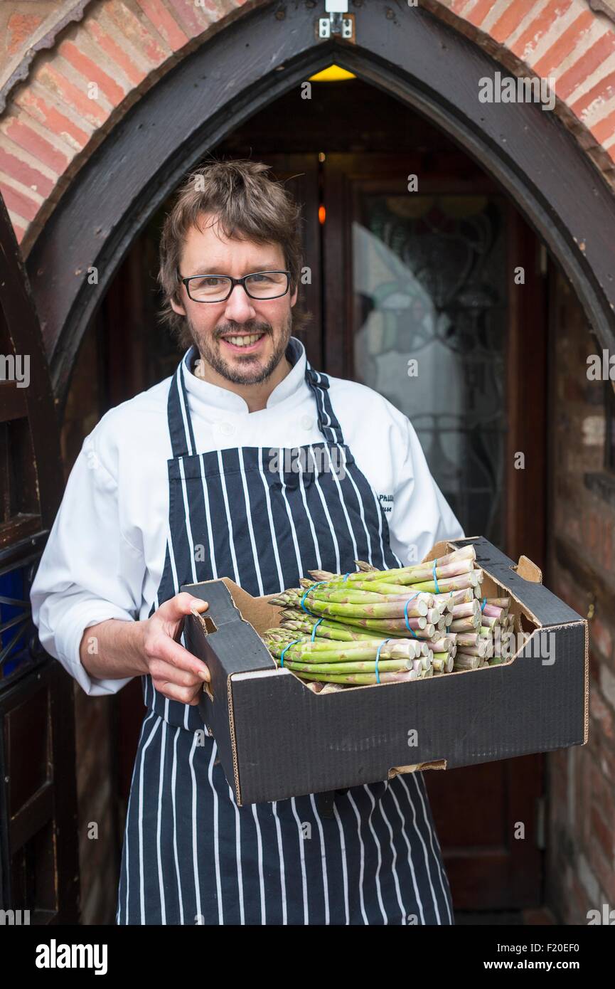 Ritratto di chef della scatola di contenimento di asparagi Foto Stock