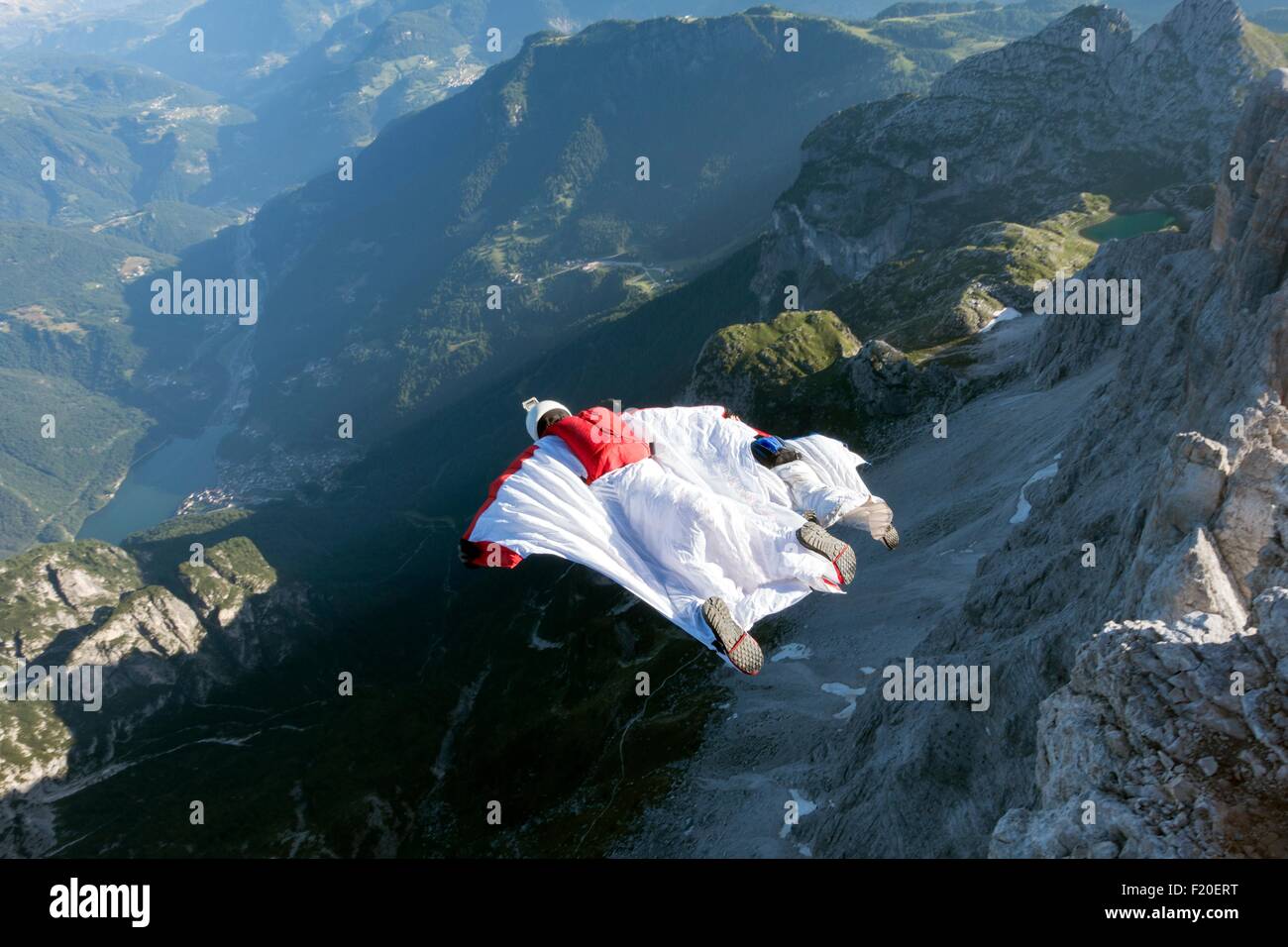 Due maschi ponticelli di base wingsuit flying dalla montagna, Dolomiti, Italia Foto Stock