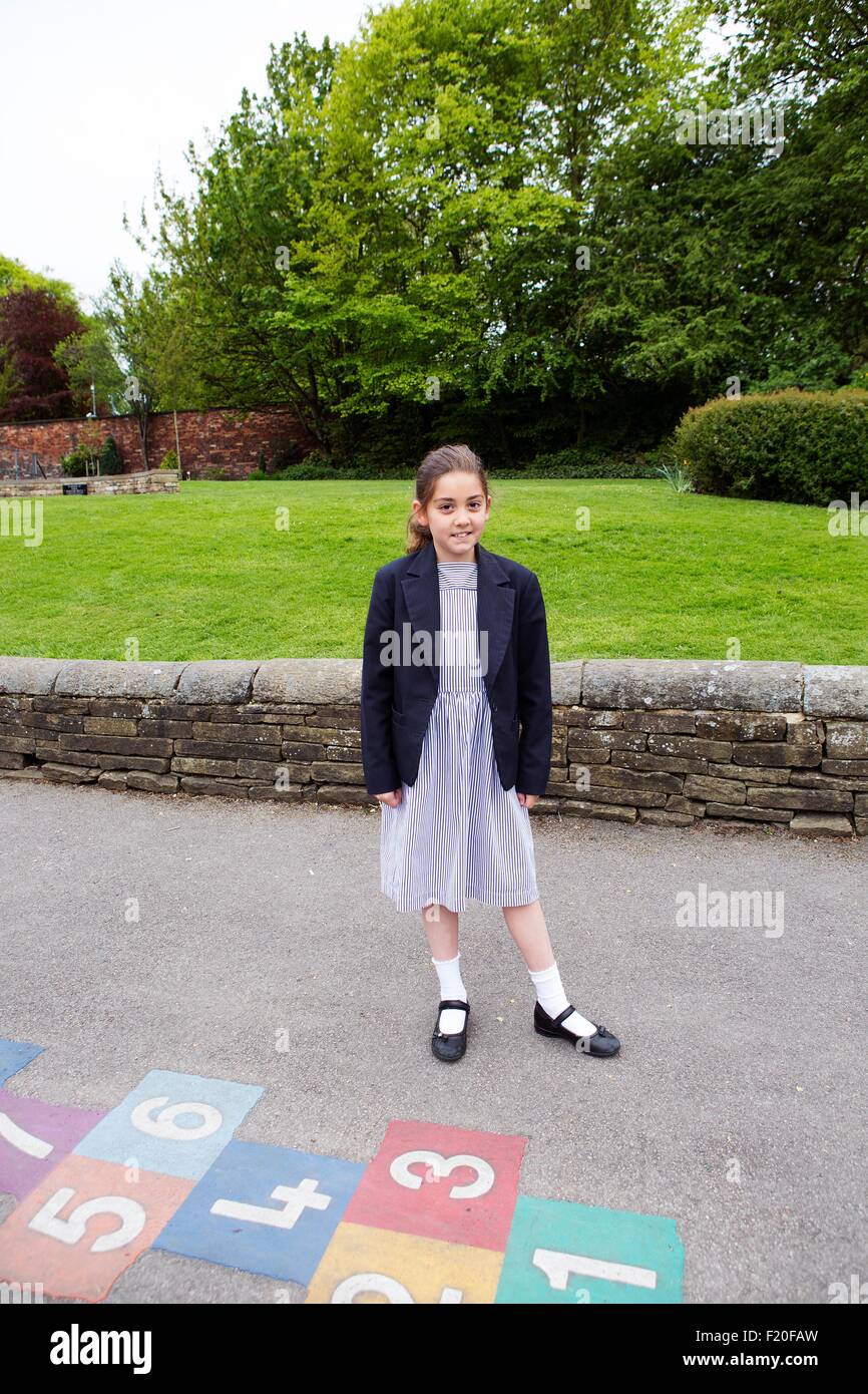 Ritratto di ragazza in uniforme scolastica Foto Stock