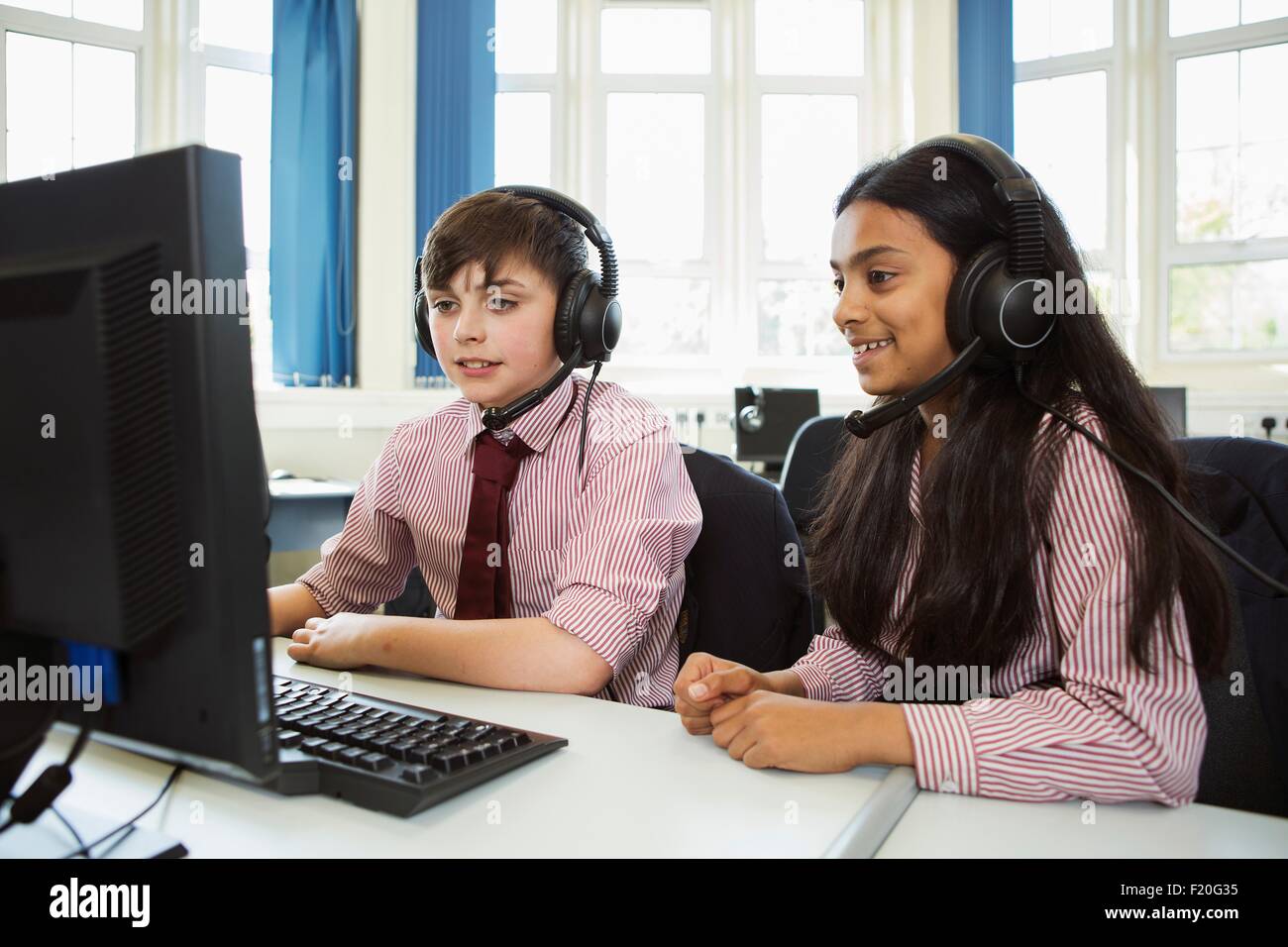 Gli studenti che usano il computer in aula Foto Stock