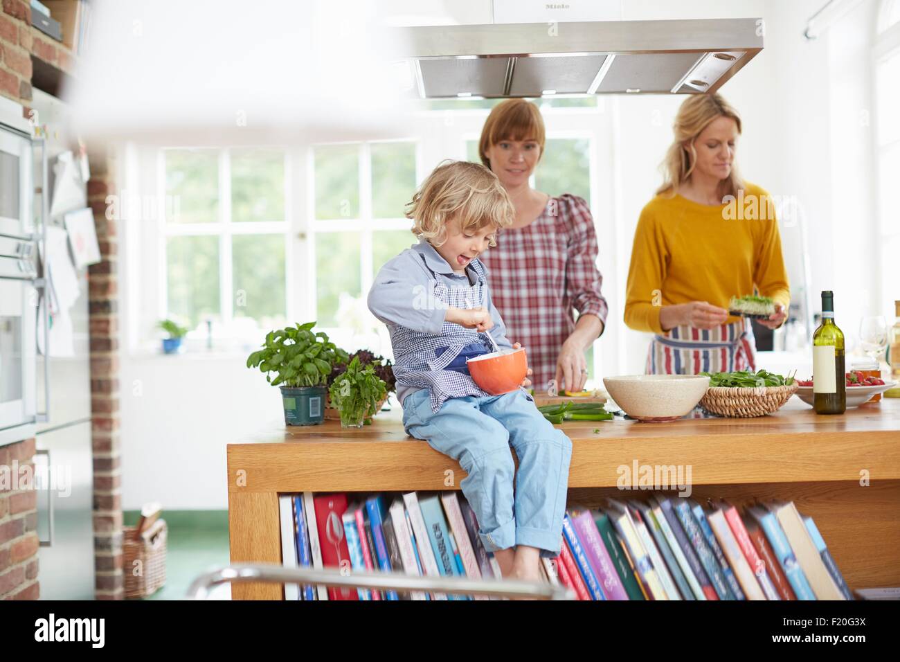 Le donne la preparazione di pasto in cucina Foto Stock