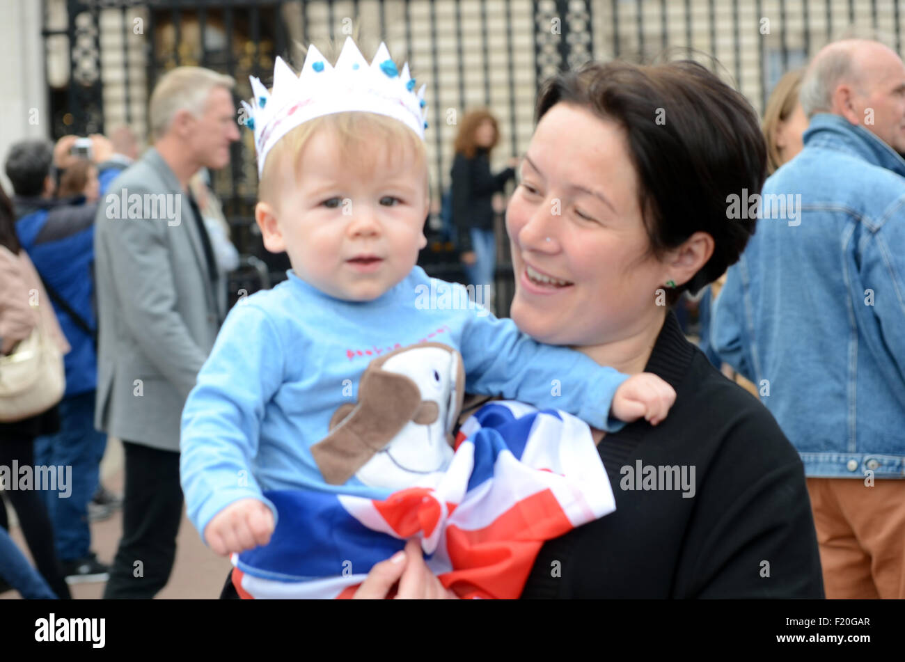 Londra, Regno Unito. Il 9 settembre, 2015. Un anno vecchio oggi, Luca con madre Kathleen fuori cancelli di Buckingham Palace con corona fatta oggi in playschool celebrando che la regina Elisabetta II ha servito come monarca più di Queen Victoria . Credito: JOHNNY ARMSTEAD/Alamy Live News Foto Stock