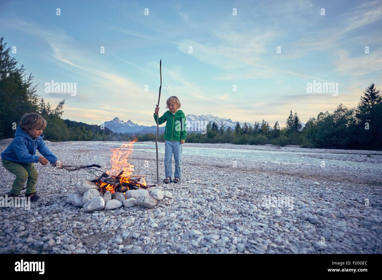 Ragazzi prendendo fuoco con bastoni, Wallgau, Baviera, Germania Foto Stock