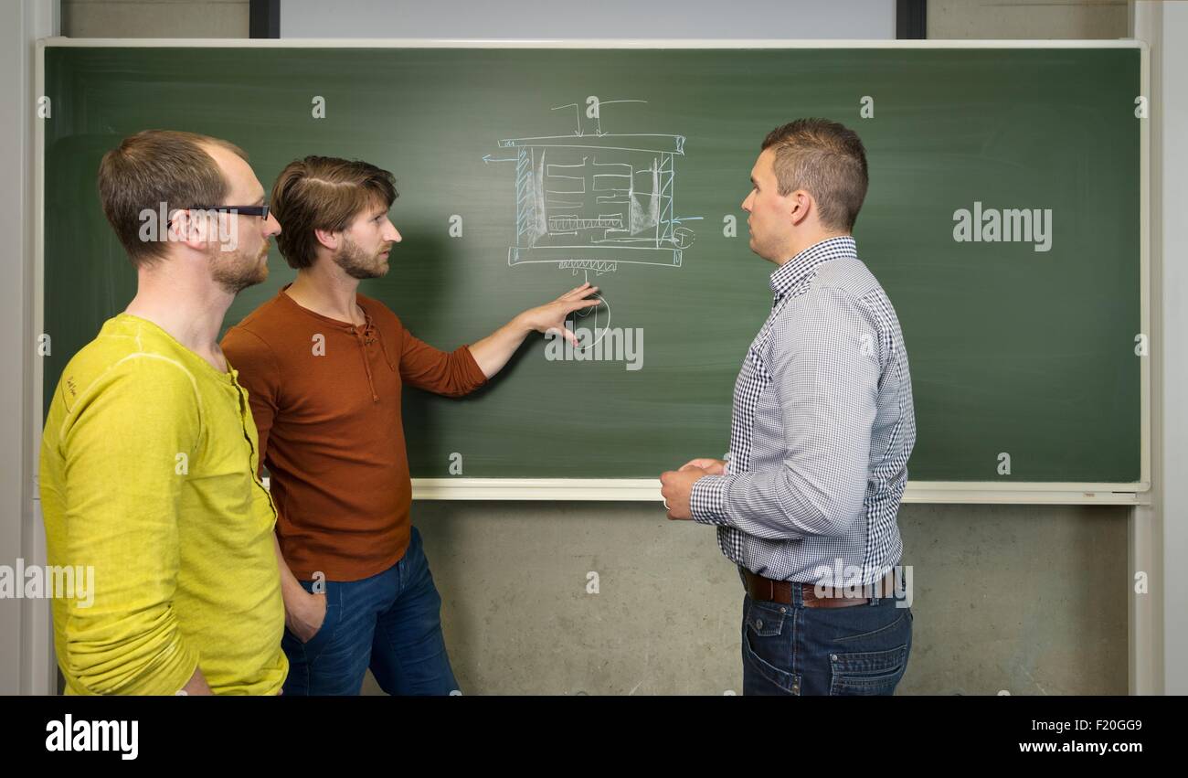 Tre metà uomini adulti, discutere le idee in un hightech azienda startup Foto Stock