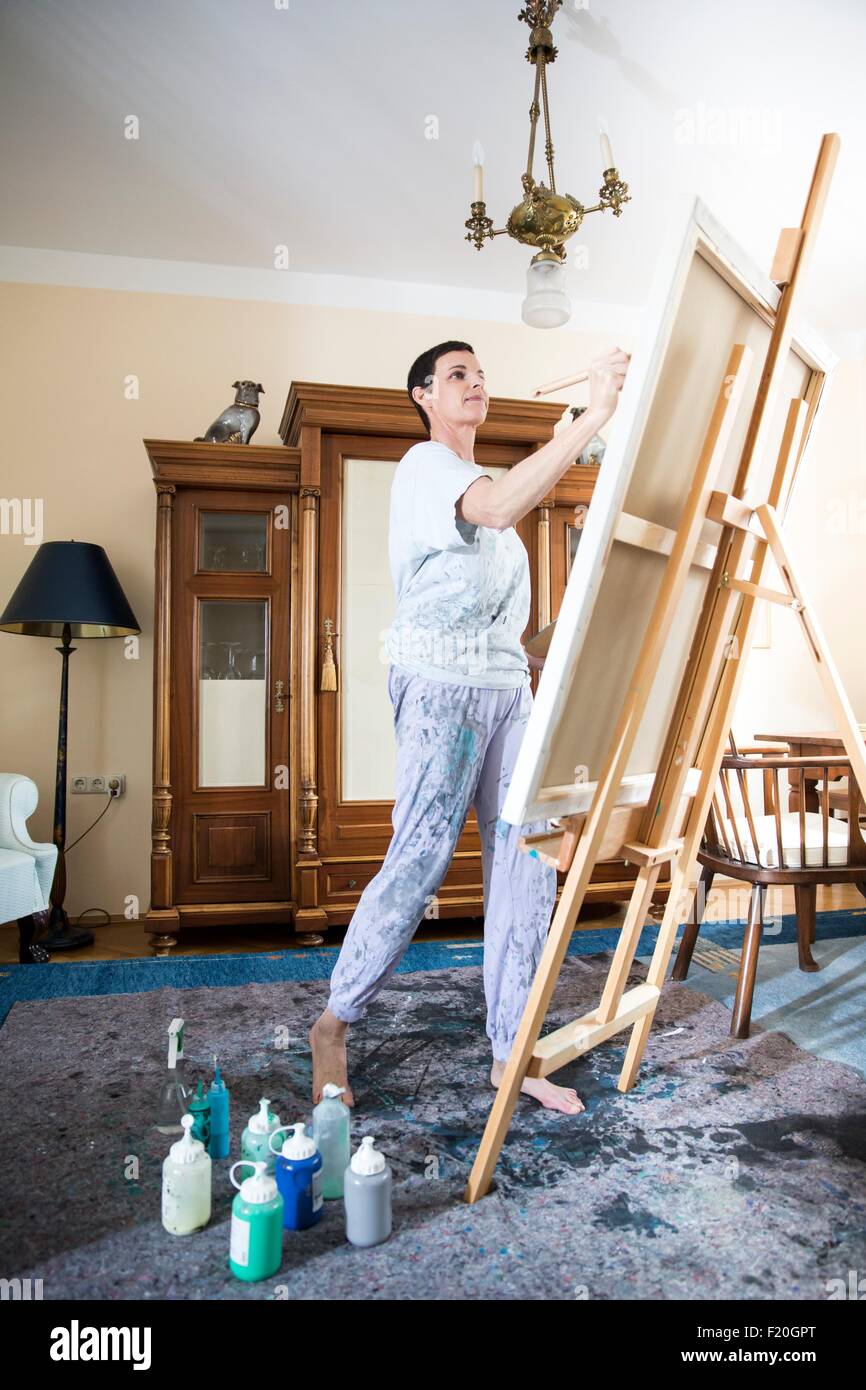 Donna dipinto a casa Foto Stock