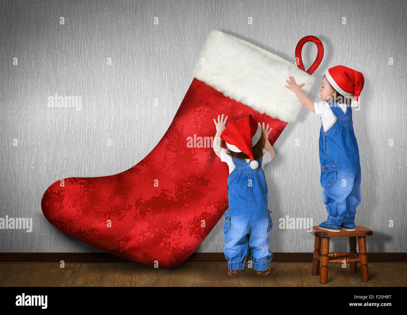 Poco gemelli vestito Santa hat, pende grande calza di Natale per regali di Natale, concetto Foto Stock