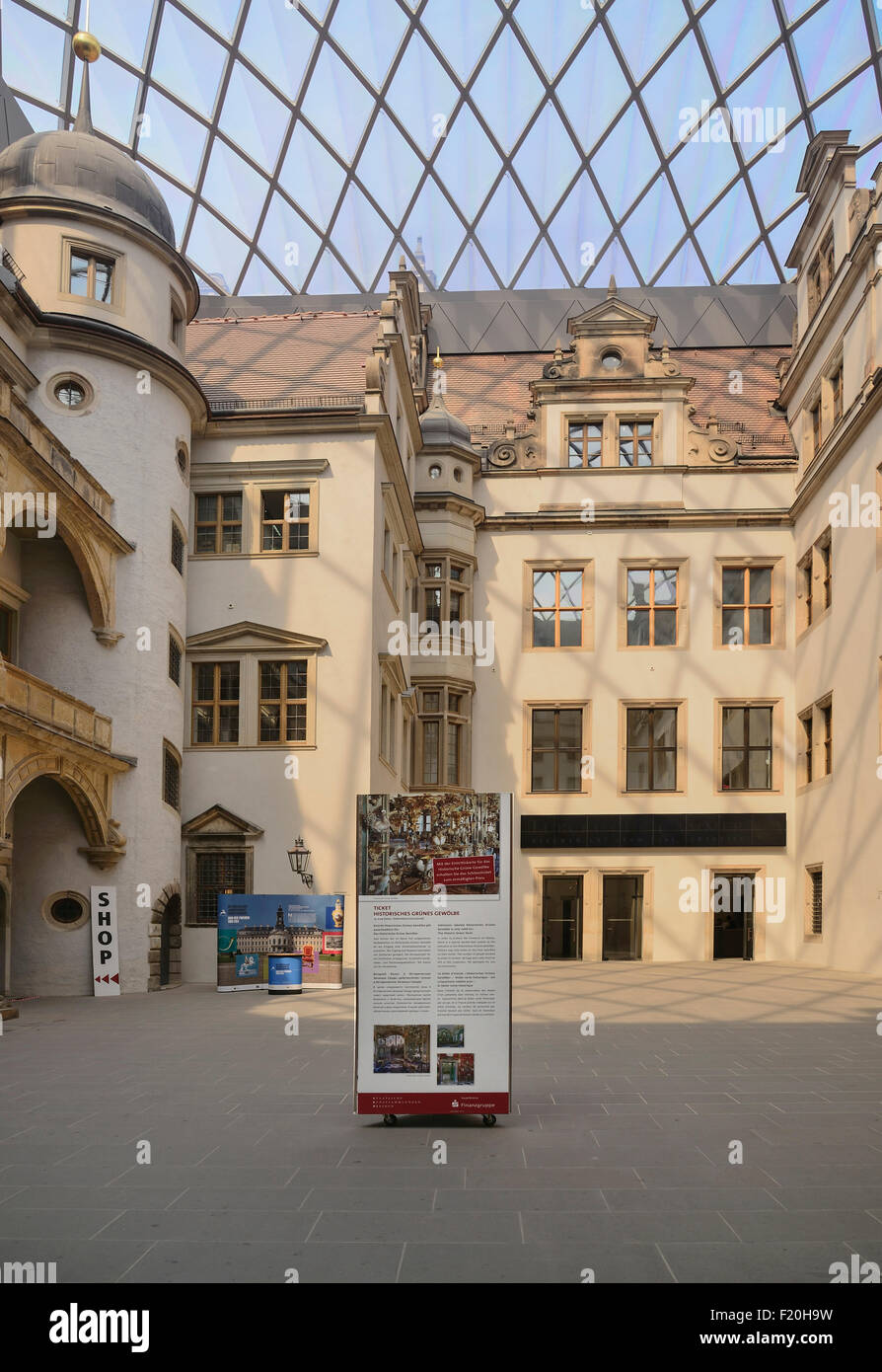In Germania, in Sassonia, Dresda, Residenzschloss o Royal Palace, entrata in corridoio per i suoi musei con la tettoia che copre la zona. Foto Stock