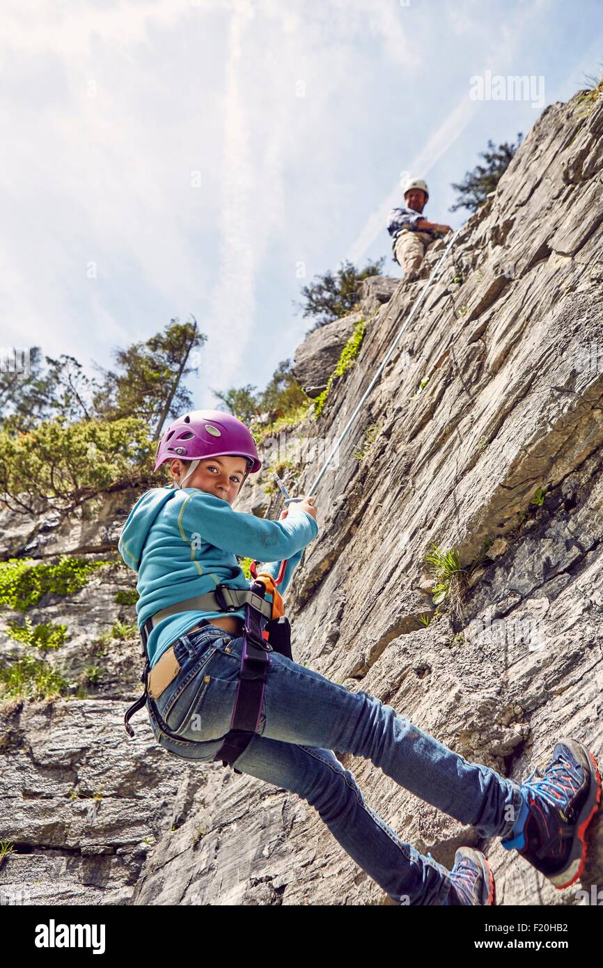 Padre e figlio rock climbing, Ehrwald, Tirolo, Austria Foto Stock