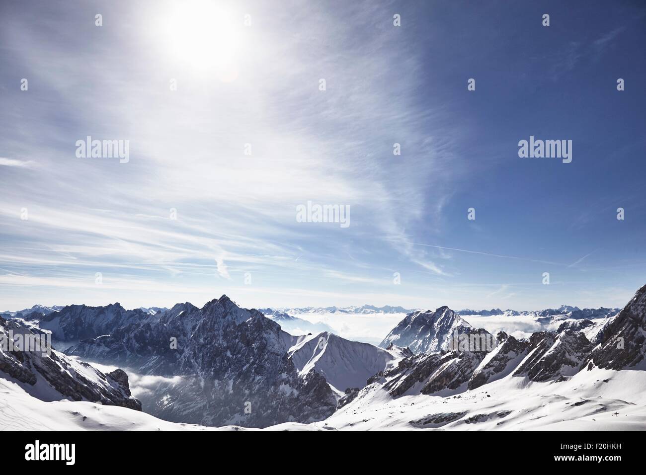 Vista delle montagne coperte di neve, Neustift, Stubaital, Tirolo, Austria Foto Stock