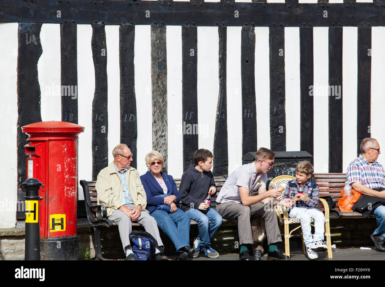Casella Montante da un edificio con travi di legno, England, Regno Unito Foto Stock