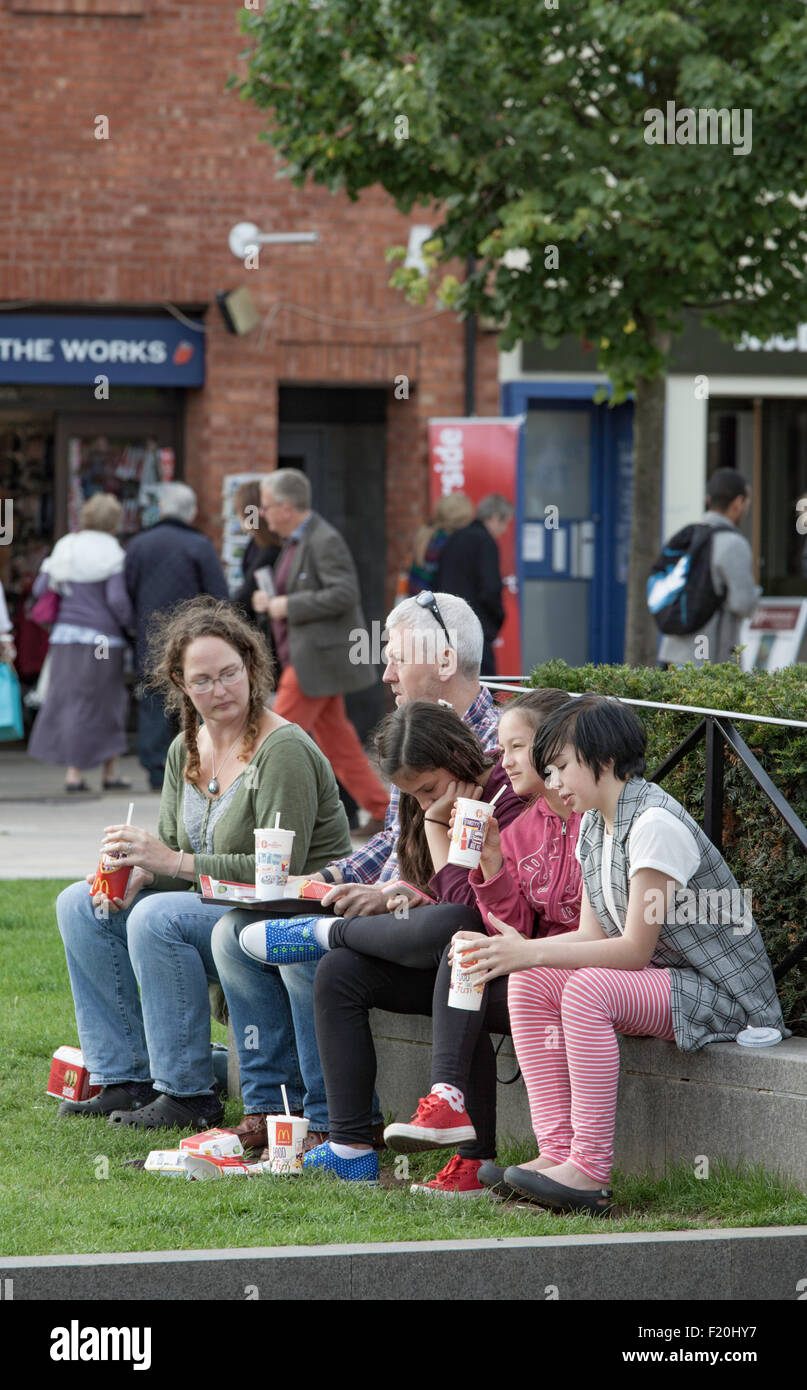 Una famiglia mangiare takeaway Mcdonalds, England, Regno Unito Foto Stock