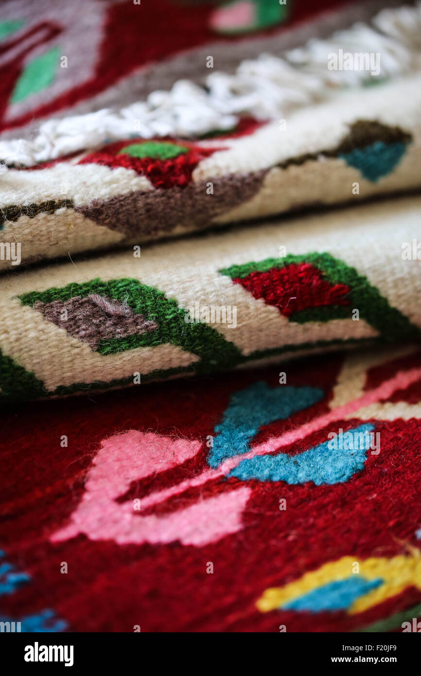 Handloomed colorati tappeti dal rumeno. Foto Stock