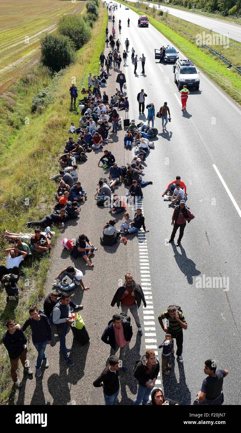 Un tratto di strada occupata con i rifugiati vicino Krusa in Danimarca, 9 settembre 2015. Essi sono qui seduti su di un tratto di autostrada E45 che è a capo nord. I rifugiati non vogliono essere registrate in Danimarca e stanno cercando di renderla in Svezia a piedi. In precedenza la polizia danese ha fermato i treni fermo alle frontiere con i rifugiati in arrivo dalla Germania e impedito di viaggiare alla Svezia. Foto: Karsten Sorensen/dpa Foto Stock