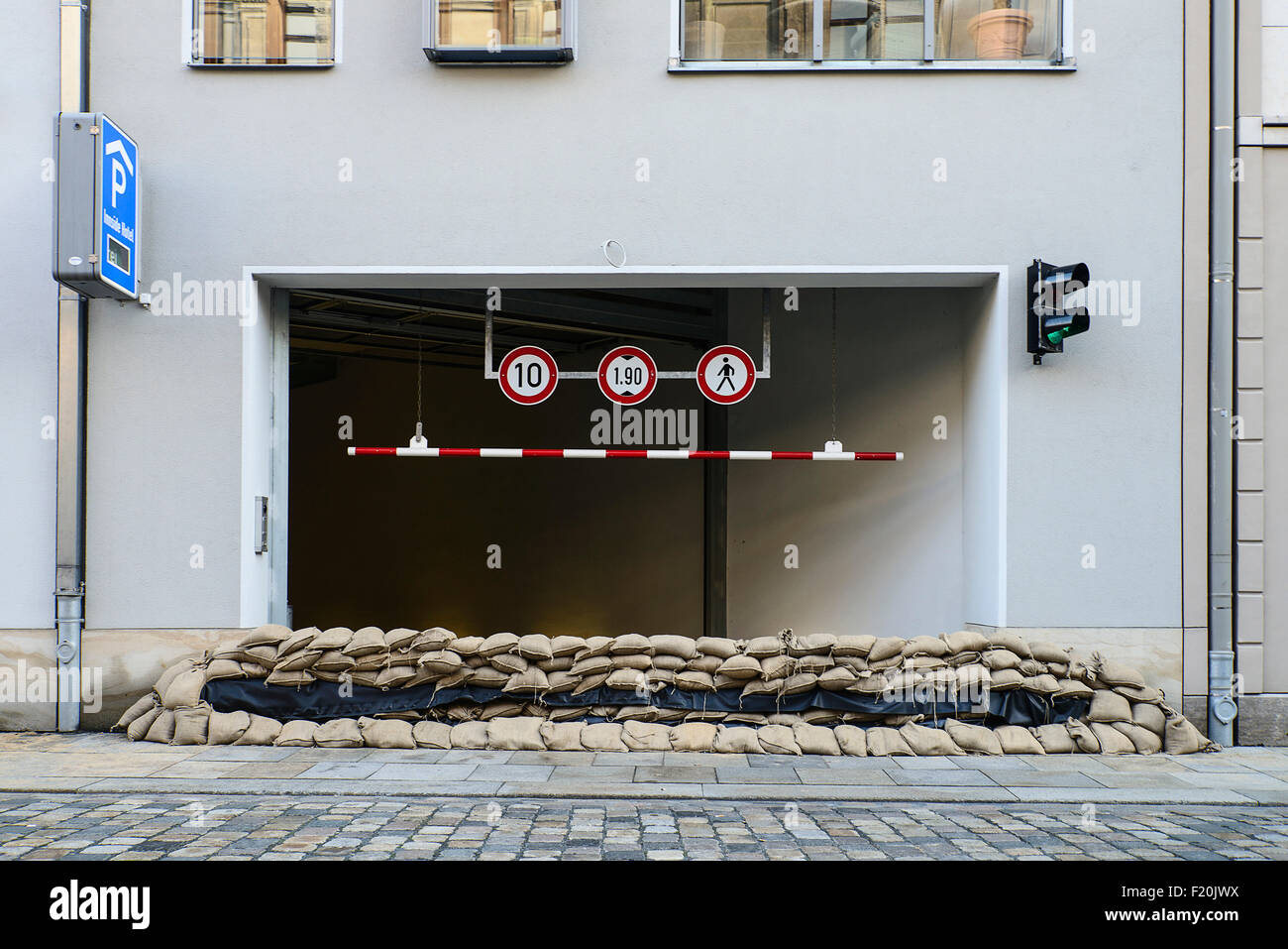 In Germania, in Sassonia, Dresda, ingresso del parco auto sandbagged a prevenire le inondazioni del fiume Elba a giugno 2013. Foto Stock