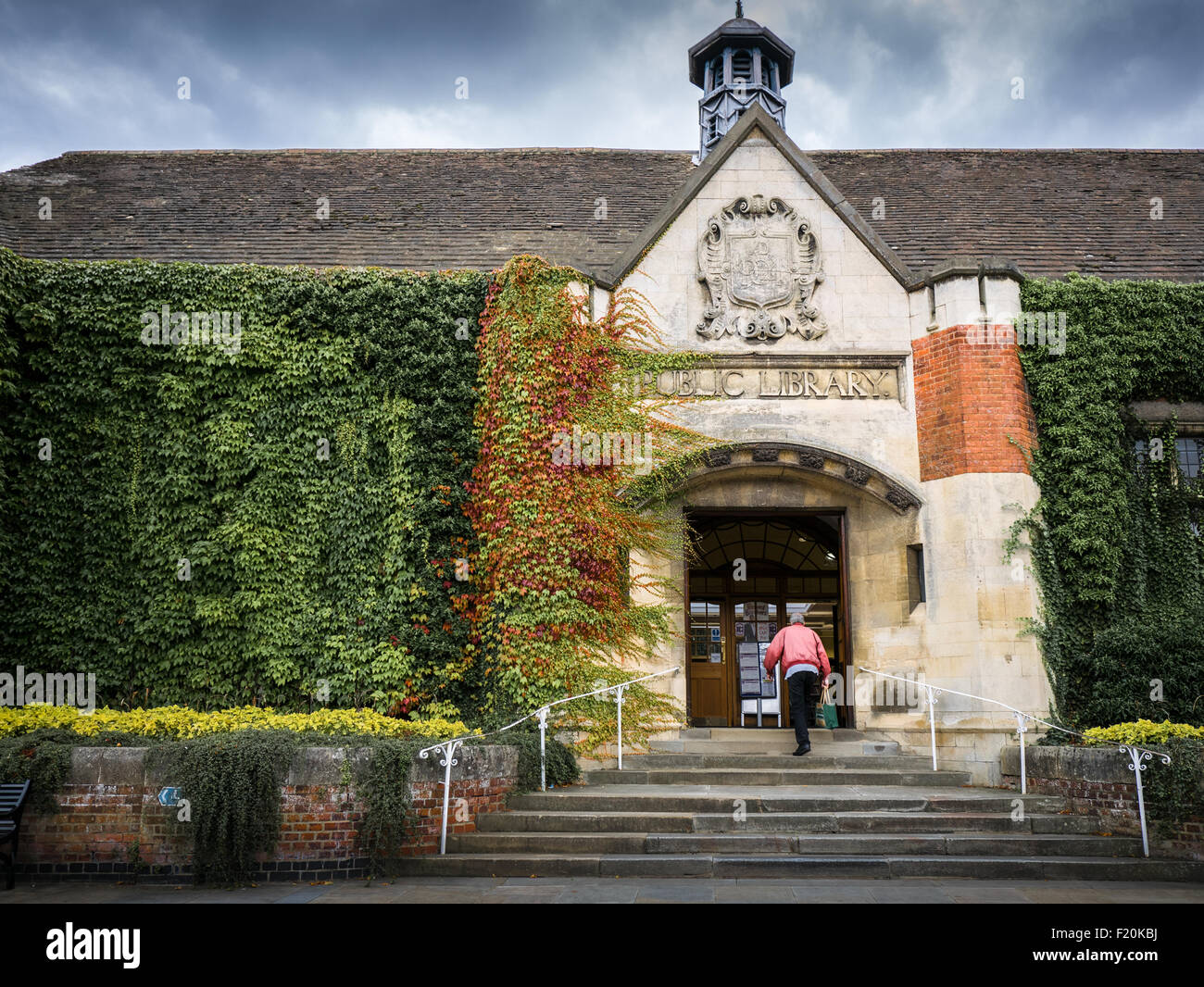 Coperto di edera ingresso alla biblioteca comunale, Kettering, Inghilterra. Foto Stock