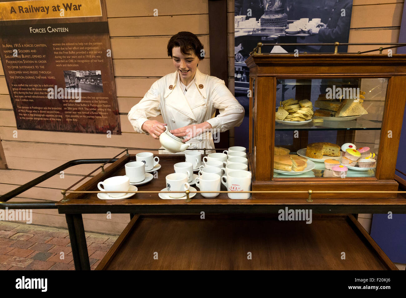 Museo delle grandi opere ferroviarie occidentali. Tea break.1940, 1950. Swindon femmina manichino Inghilterra. Rinfreschi piattaforma. REGNO UNITO Foto Stock