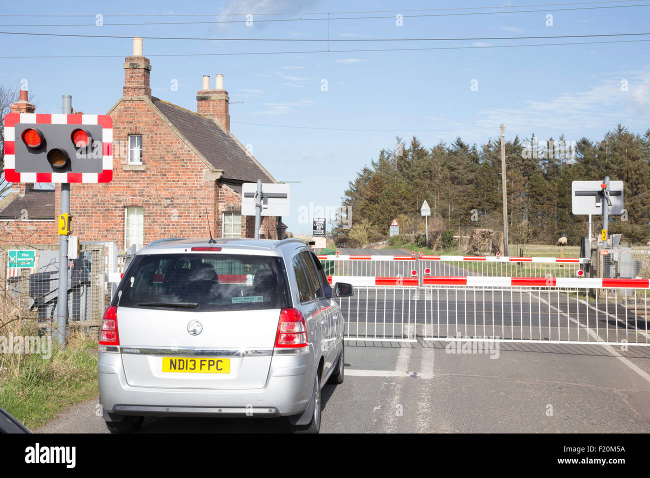 Passaggio a livello sulla east coast main line, England, Regno Unito Foto Stock