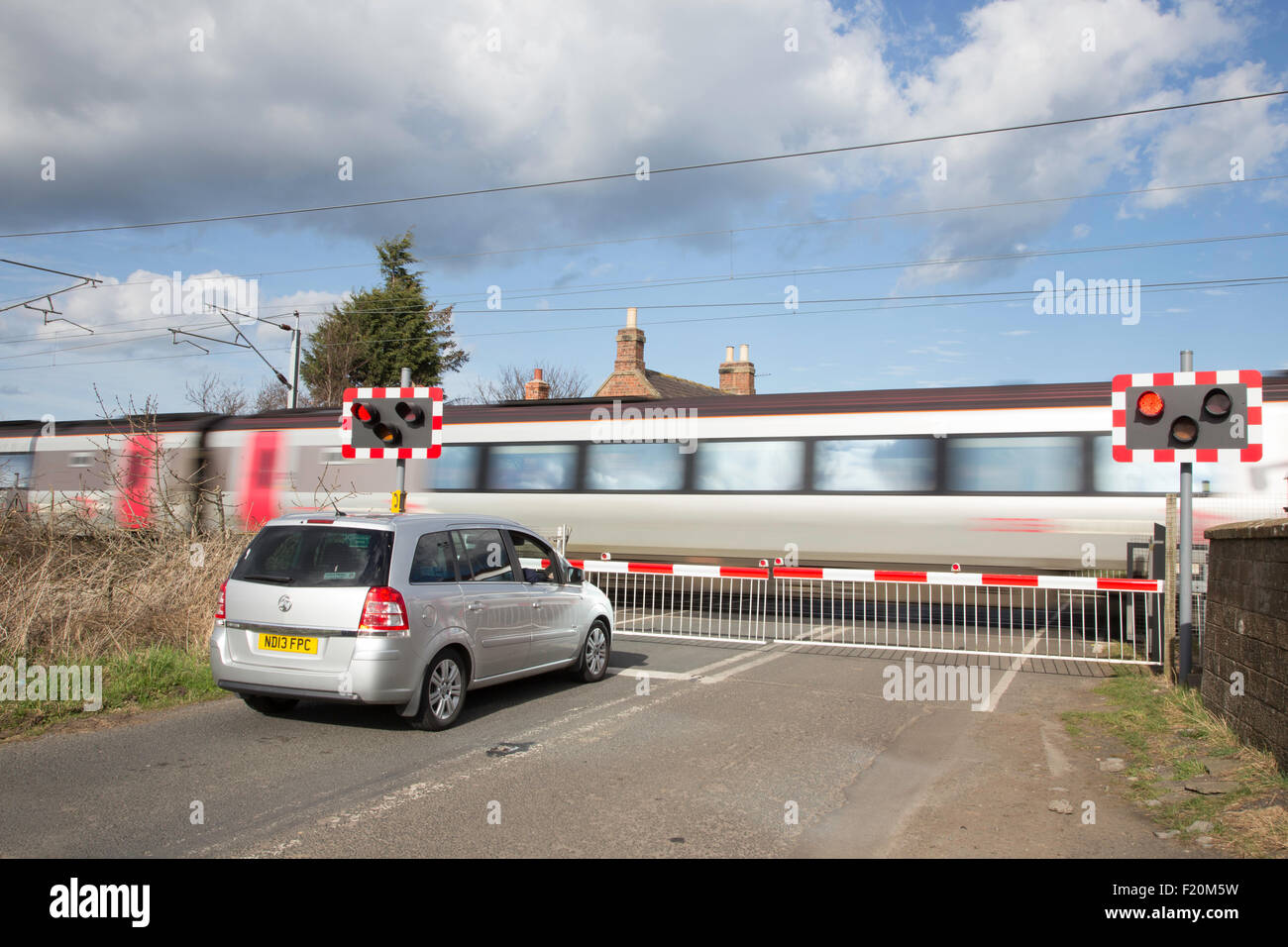 Passaggio a livello sulla east coast main line, England, Regno Unito Foto Stock