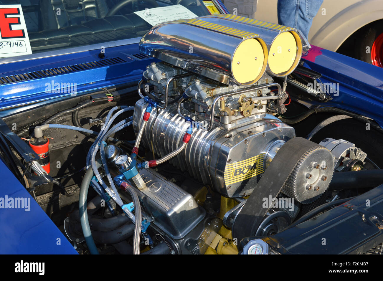 Un sovralimentato Chevrolet motore in una Chevy Nova. Foto Stock