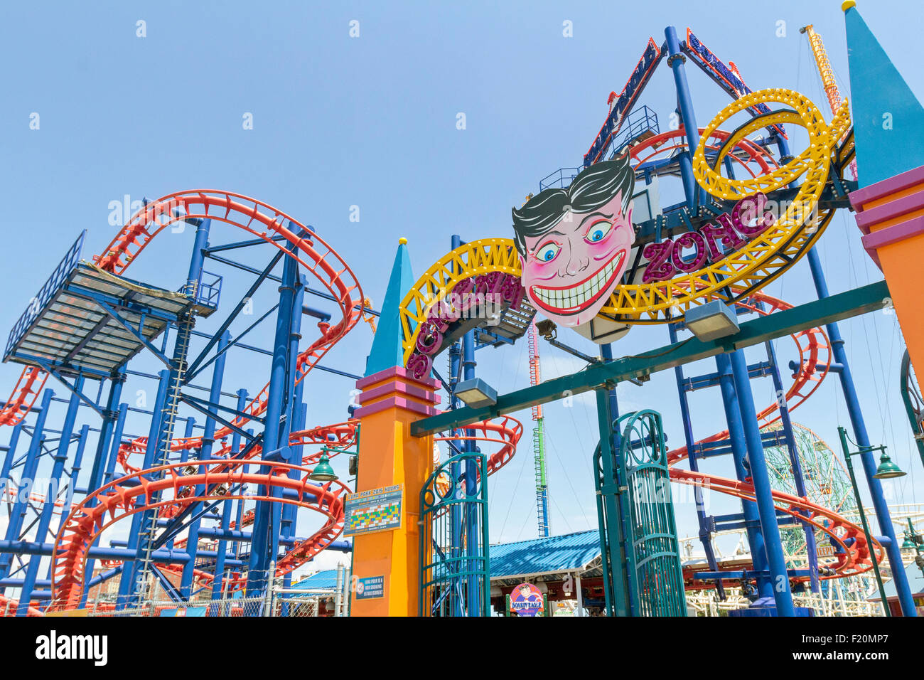 Le persone aventi il divertimento a Coney Island, Brooklyn, New York. Foto Stock