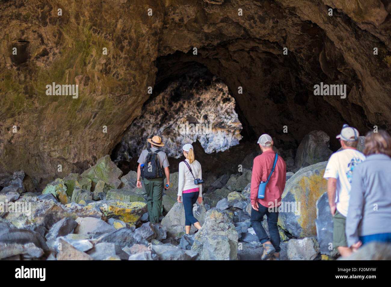 Arco, Idaho - un ranger del parco conduce i visitatori in un tour di un tubo di lava a crateri della luna monumento nazionale. Foto Stock