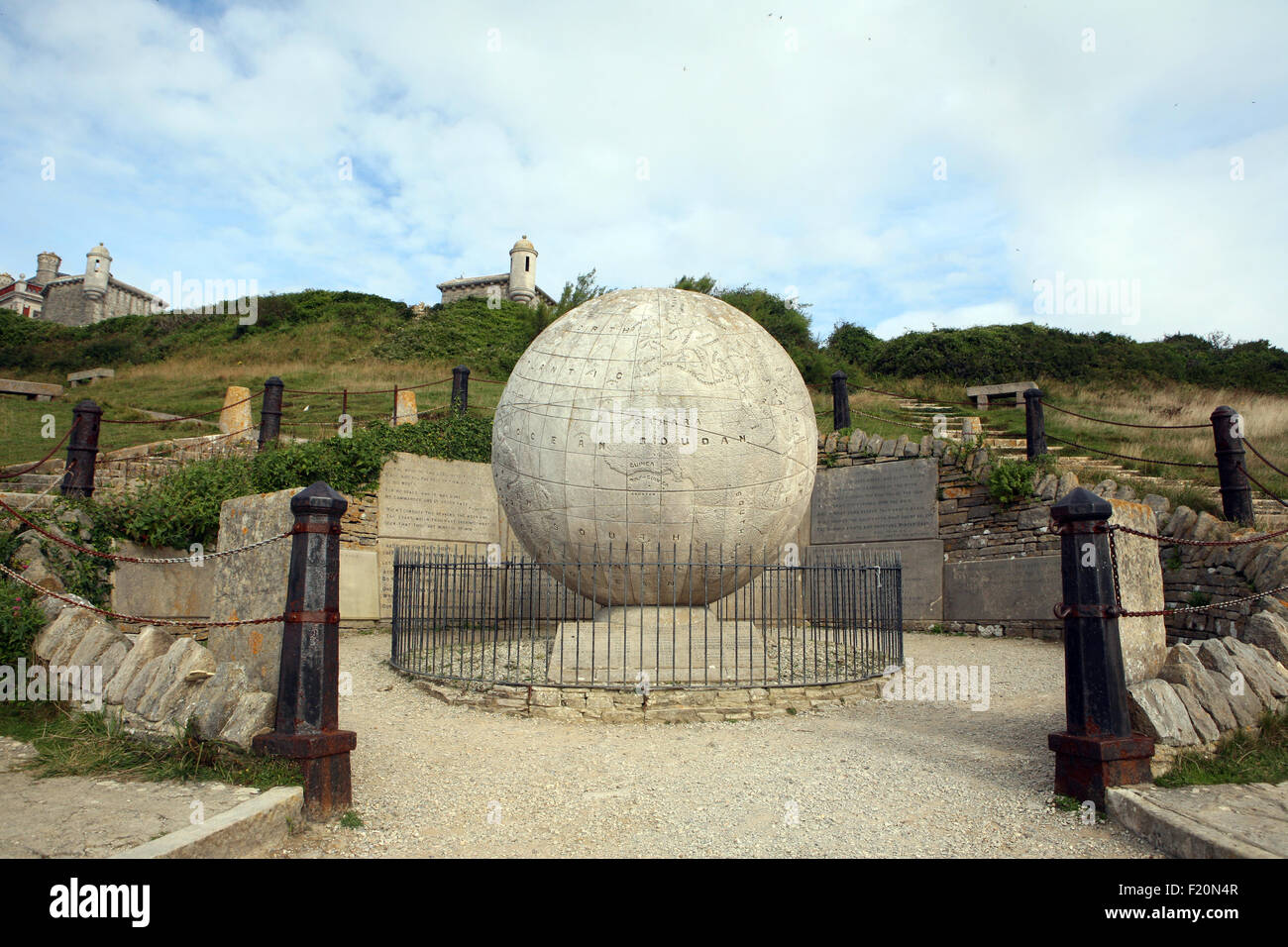 Il Grande Globe, un globo di pietra di Portland da 40 tonnellate con una mappa del mondo scolpito sulla superficie, sotto il castello di Durlston, Durlston Head, Swanage, Dorset UK Foto Stock