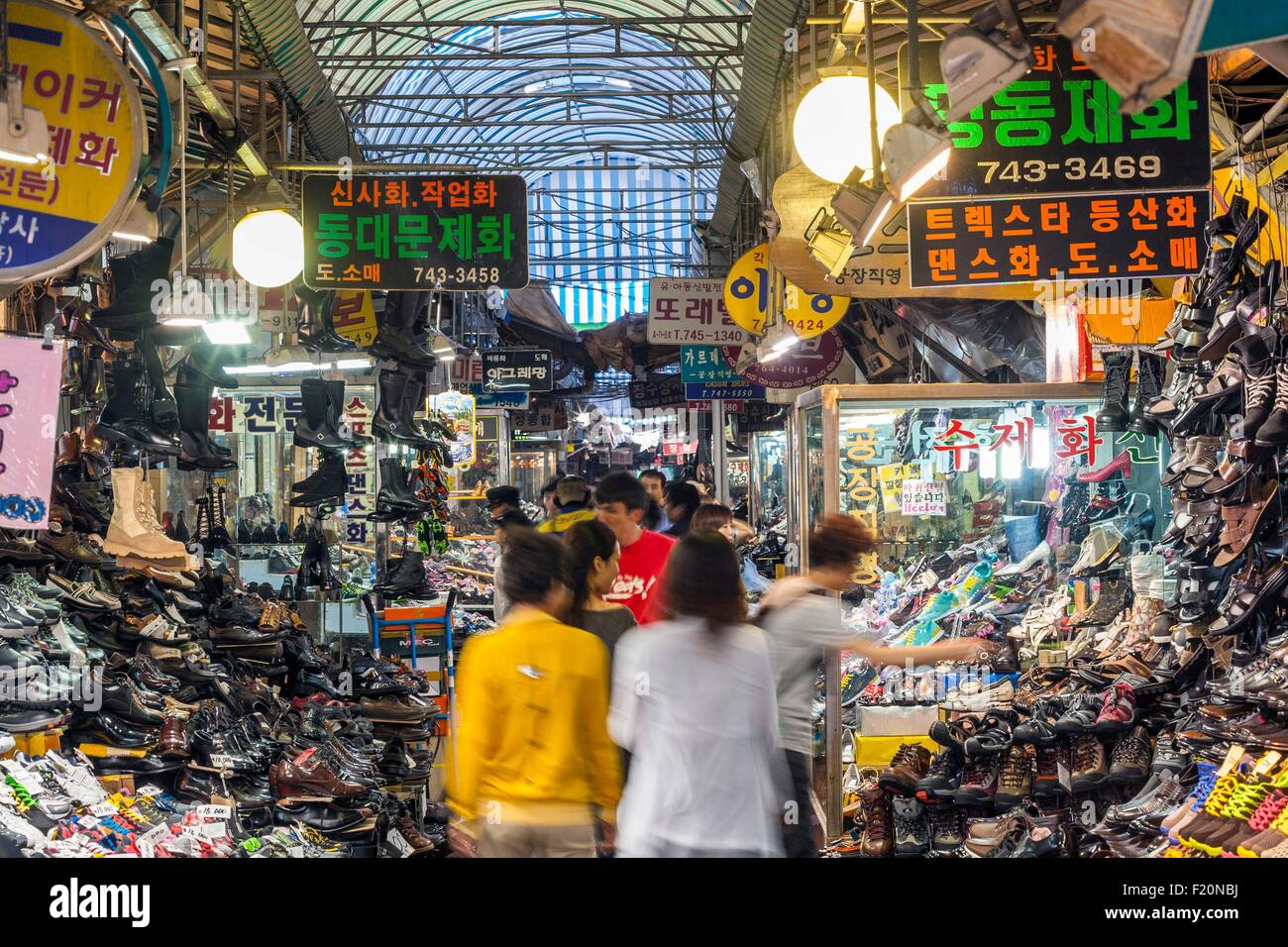 Corea del Sud, Seoul, Jongno-gu, il mercato di Dongdaemun inaugurato nel 1905, venditori cassoncino di pulizia Foto Stock