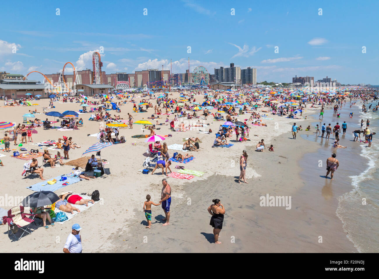 Le persone aventi il divertimento a Coney Island, Brooklyn, New York. Foto Stock