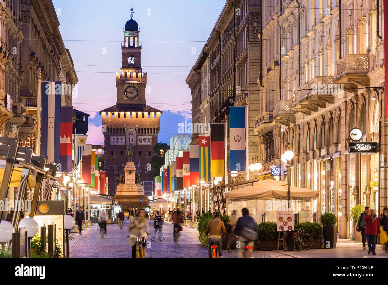 L'Italia, Lombardia, Milano Castello Sforzesco, costruito nel XV secolo dal Duca di Milano Francesco Sforza, Torre del Filarete, torre costruita dall'architetto Antonio di Pietro Averlino (o Averulino) noto anche come il Filarete e via Dante Foto Stock