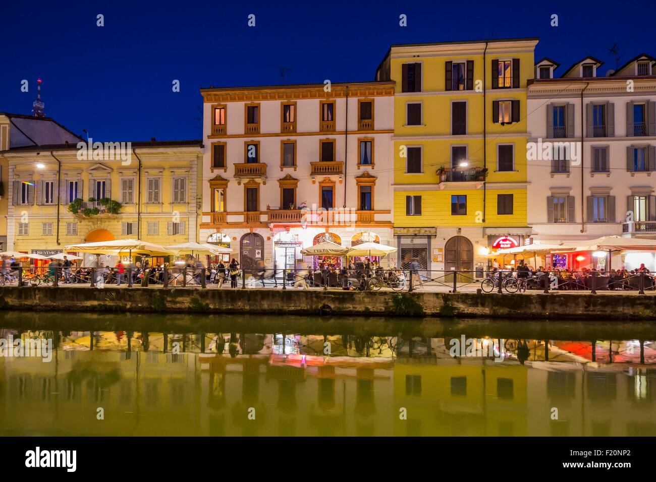 L'Italia, Lombardia, Milano, Navigli, il Naviglio Grande canal e Via Alzaia Naviglio Pavese Foto Stock