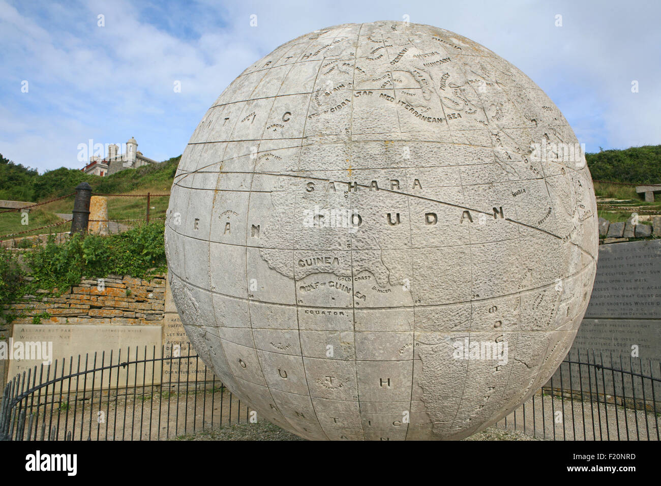Il Grande Globe, un globo di pietra di Portland da 40 tonnellate con una mappa del mondo scolpito sulla superficie, sotto il castello di Durlston, Durlston Head, Swanage, Dorset UK Foto Stock