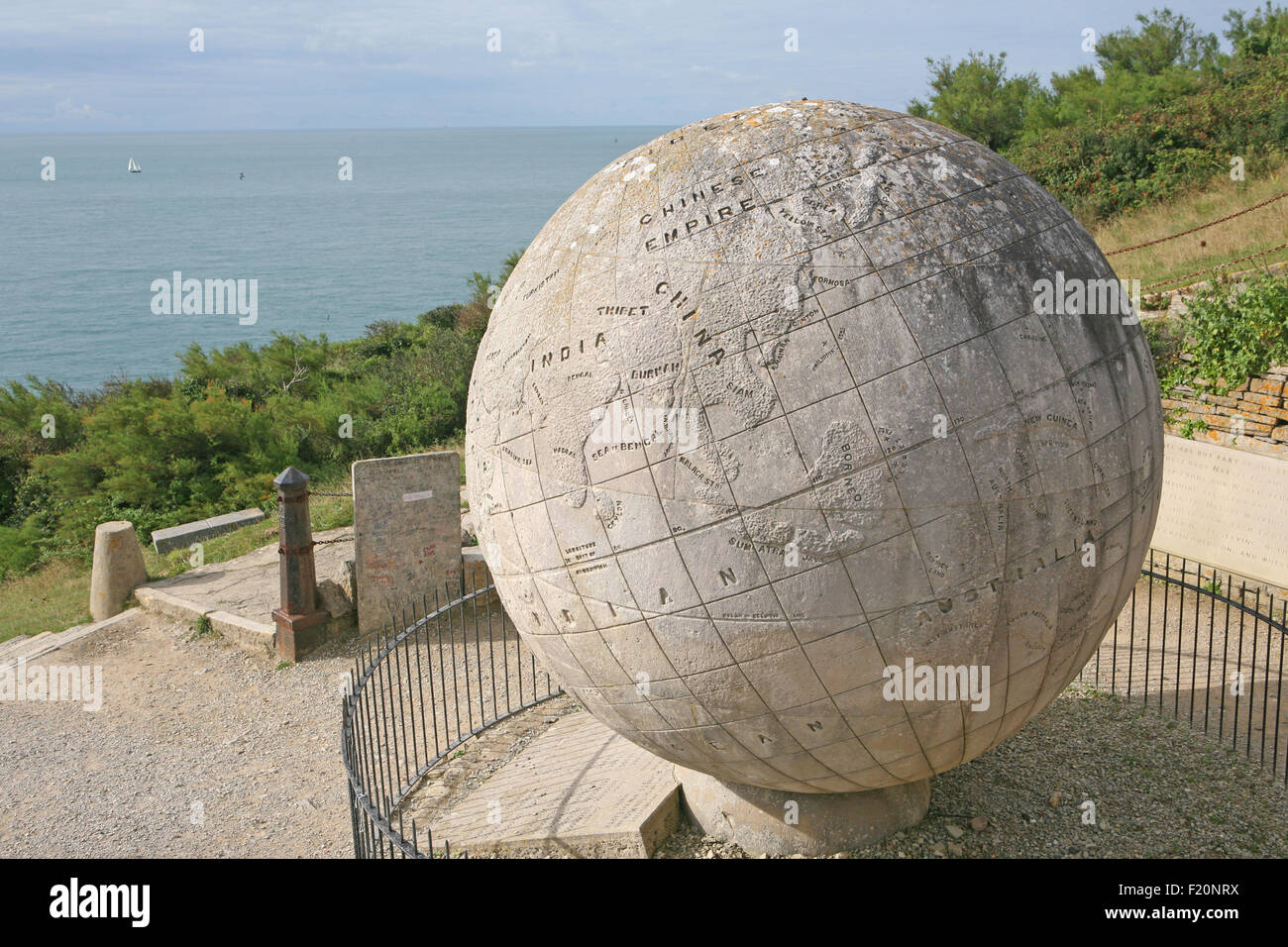 Il Grande Globe, un globo di pietra di Portland da 40 tonnellate con una mappa del mondo scolpito sulla superficie, sotto il castello di Durlston, Durlston Head, Swanage, Dorset UK Foto Stock