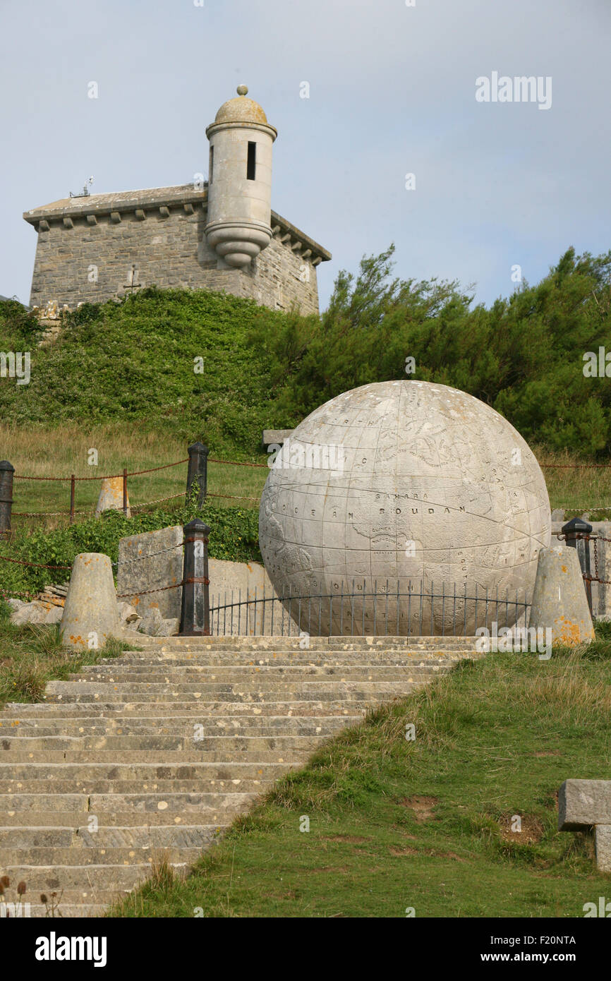 Il Grande Globe, un globo di pietra di Portland da 40 tonnellate con una mappa del mondo scolpito sulla superficie, sotto il castello di Durlston, Durlston Head, Swanage, Dorset UK Foto Stock