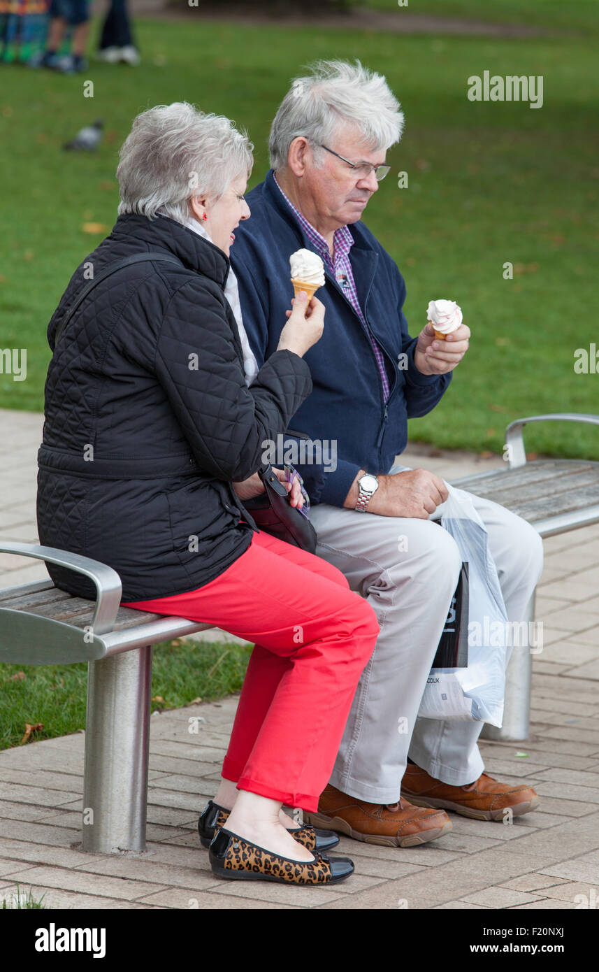 Paio mangiare gelati in un freddo giorno, England, Regno Unito Foto Stock