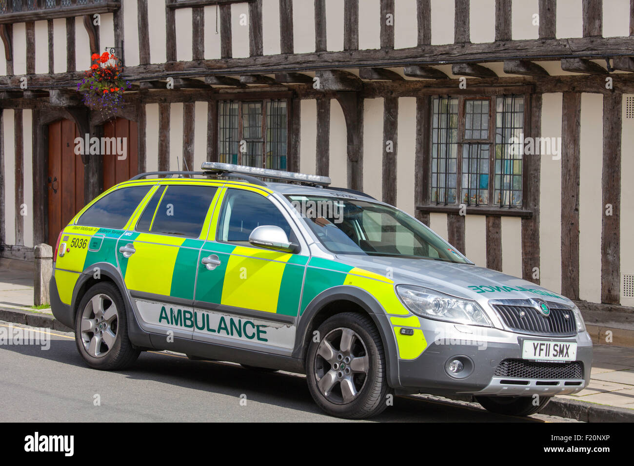 Paramedic veicolo parcheggiato al di fuori di un edificio con travi di legno, England, Regno Unito Foto Stock
