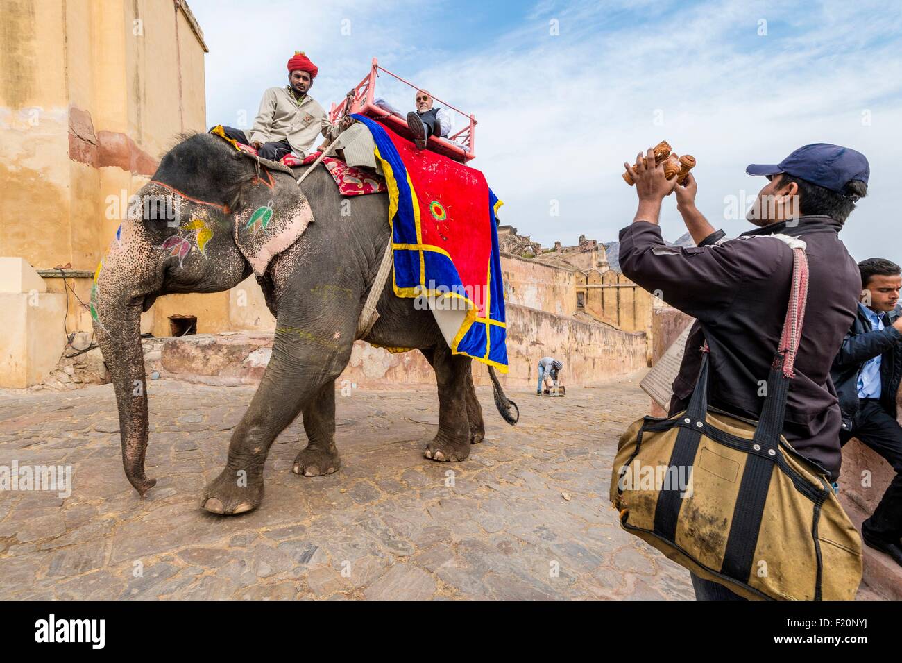 India Rajasthan, hill fort del Rajasthan elencati come patrimonio mondiale dall' UNESCO, Jaipur, vendono souvenir per i turisti che visitano il Forte Amber sul retro dell'elefante Foto Stock