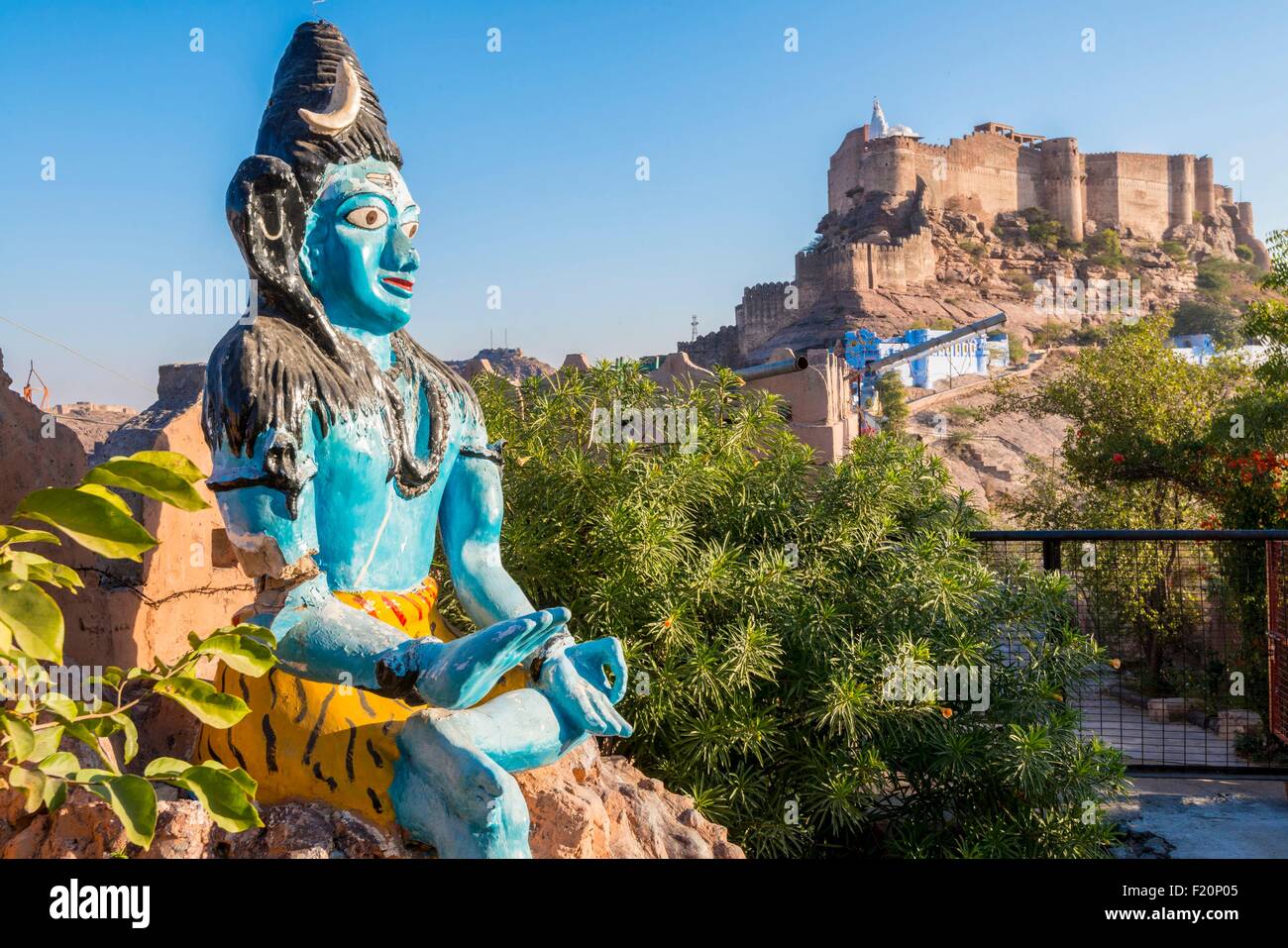 India Rajasthan, Jodhpur, statua del signore Shiva e il Fort Mehrangarhr Foto Stock