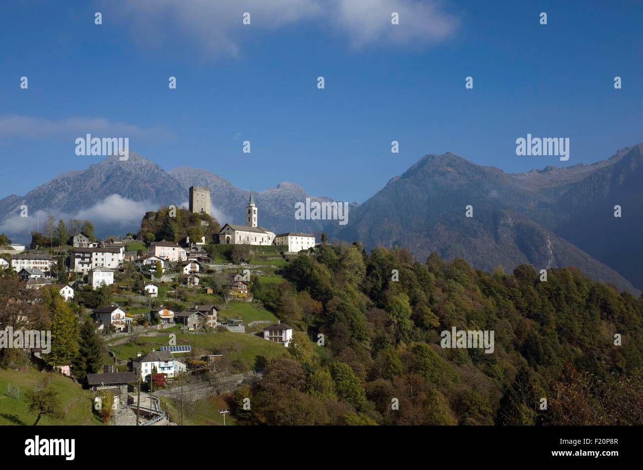 La Svizzera, Grigioni, Val Calanca, villaggio di Santa Maria in autunno Foto Stock