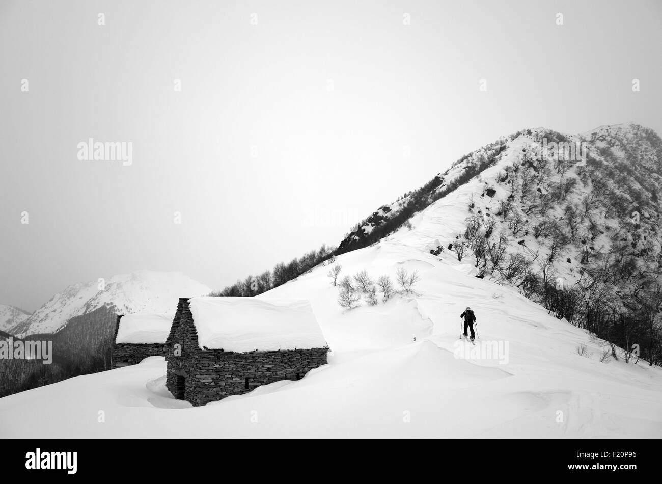 La Svizzera, Ticino, Locarno, sci alpinismo attraverso villaggi abbandonati alla sommità di Madone di Mergoscia (2030 m) Foto Stock