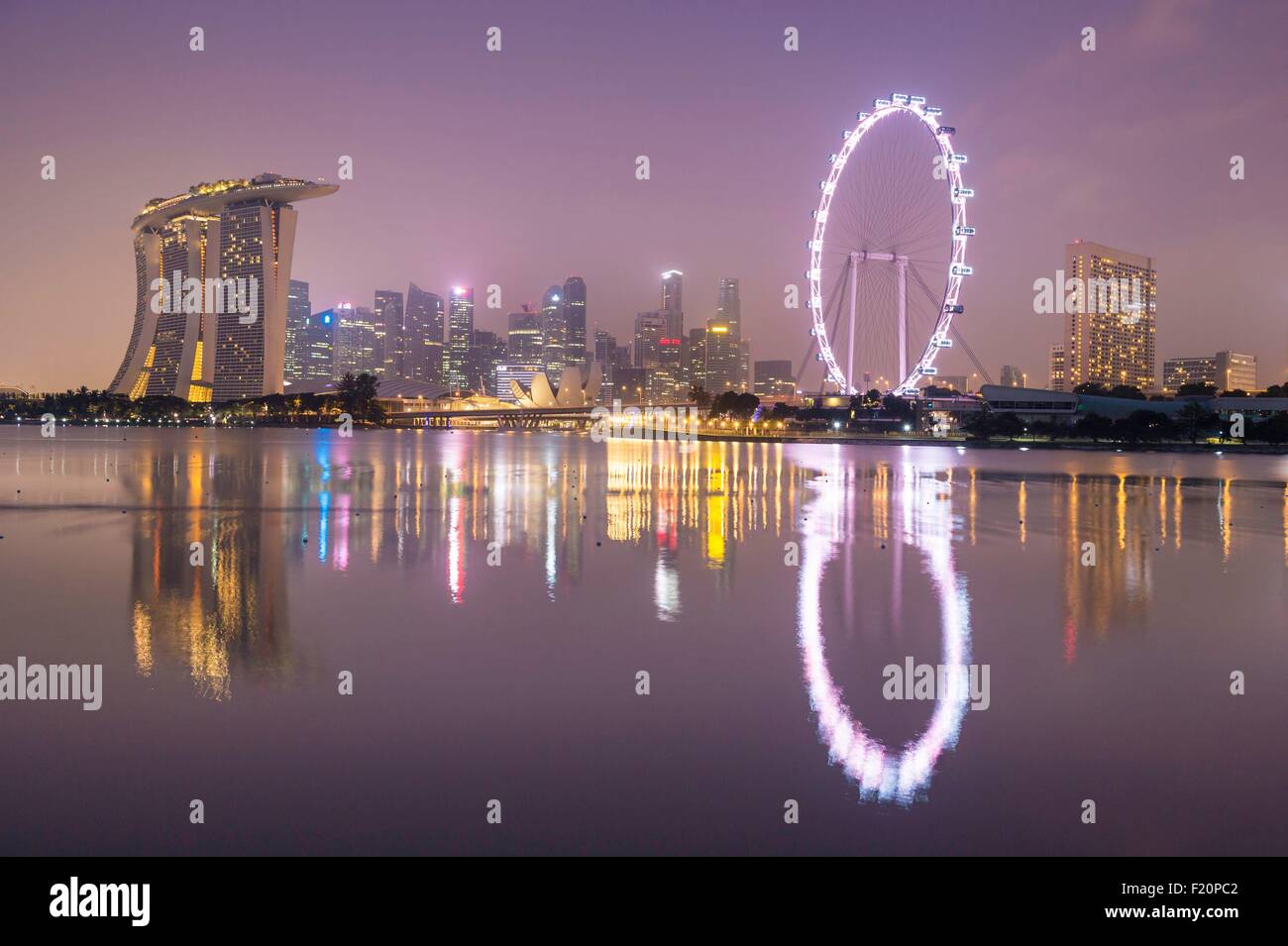 Singapore, Marina Bay, Marina Bay Sands Hotel, le arti e le Scienze Museum, il Singapore Flyer ruota e lo skyline del quartiere finanziario Foto Stock