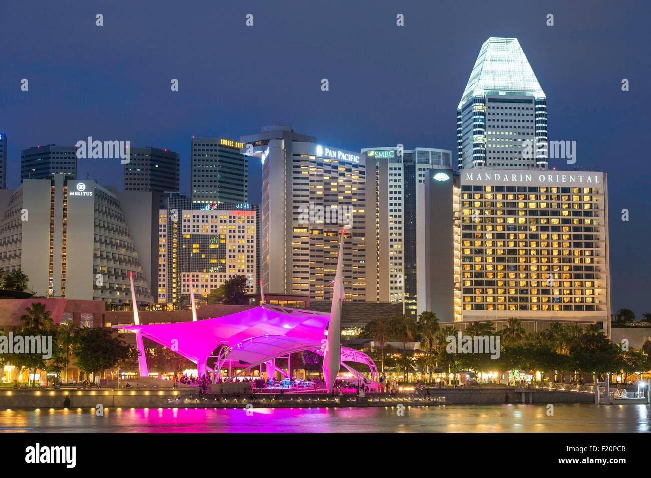 Singapore, centro città, Marina Bay, vista di Esplanade e Mandarin Oriental hotel Foto Stock