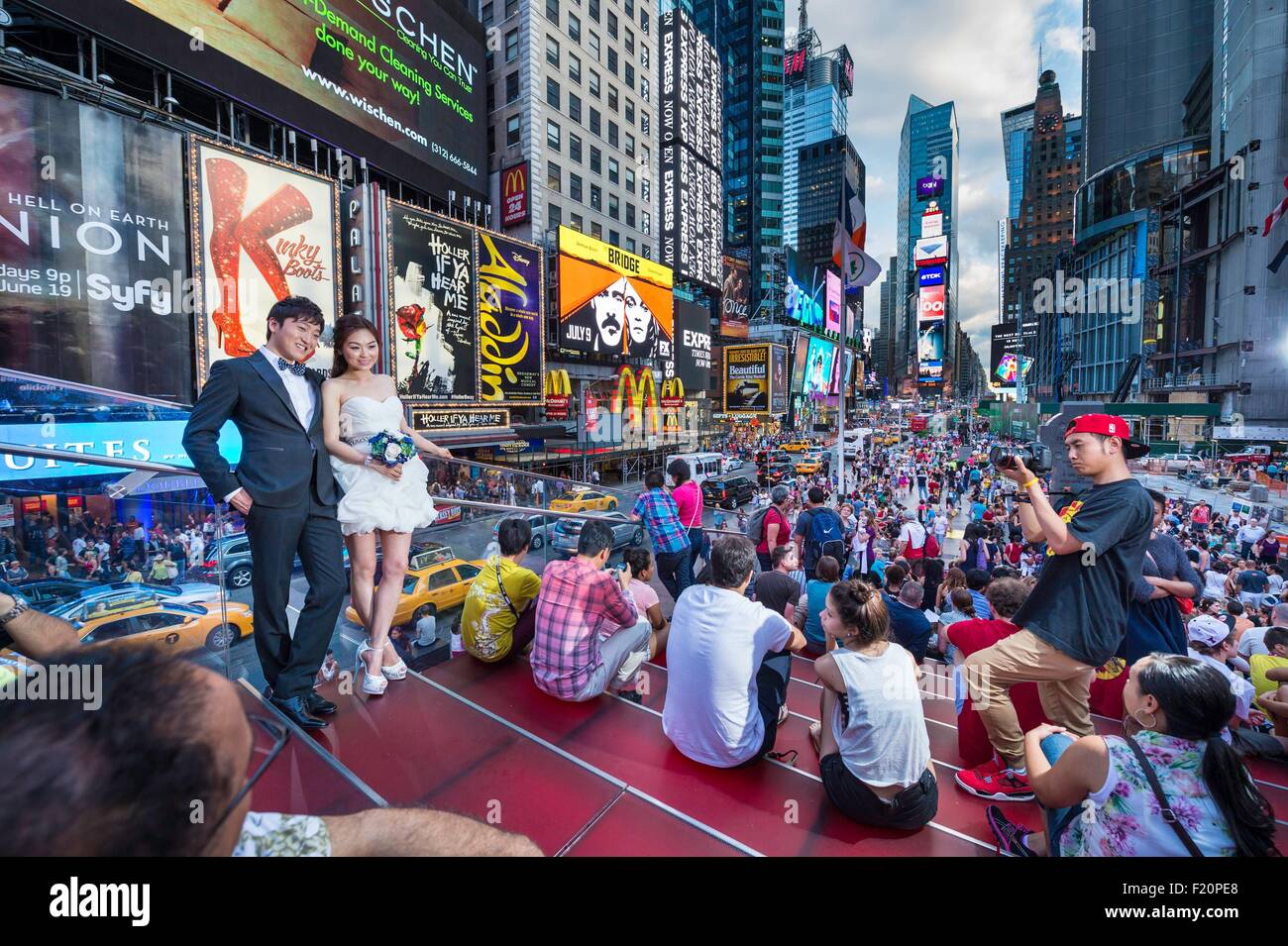 Stati Uniti, New York City, Manhattan, Times Square, il Papua Kepanga Mundiya in mezzo alla folla Foto Stock