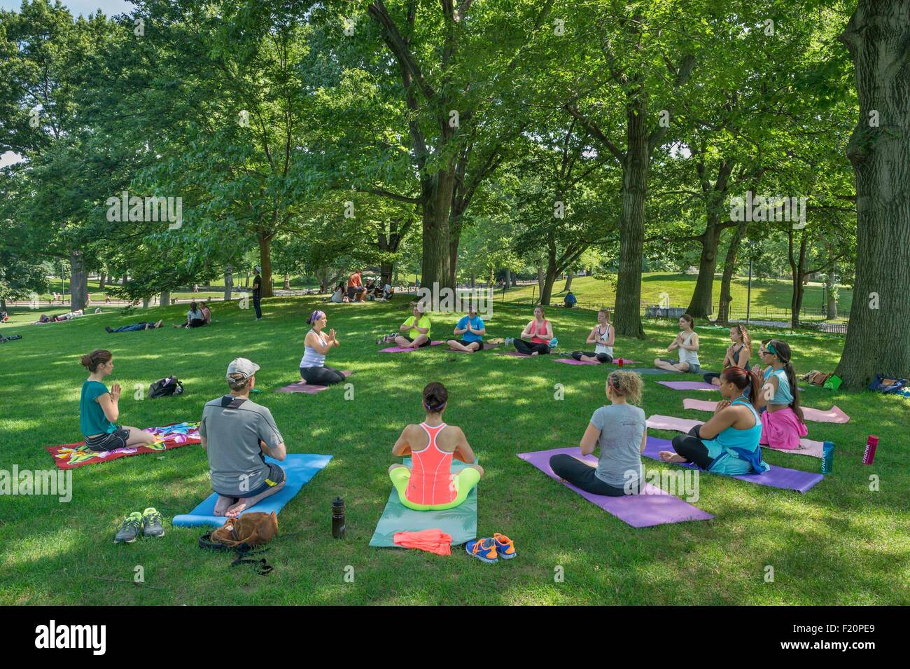 Stati Uniti, New York City, Manhattan, Central Park, yoga classe Foto Stock
