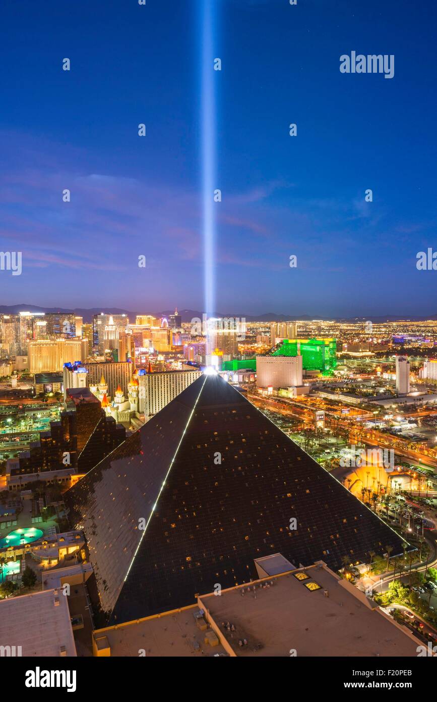 Stati Uniti, Nevada, Las Vegas, Luxor Hotel and Casino e il nastro Foto Stock