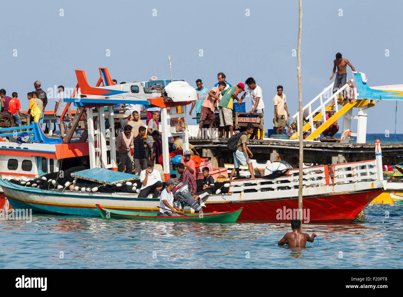 Indonesia, Maluku provincia, Est Seram, Gorom isola, arrivo di barche di pescatori in Gorom Island Harbour Foto Stock