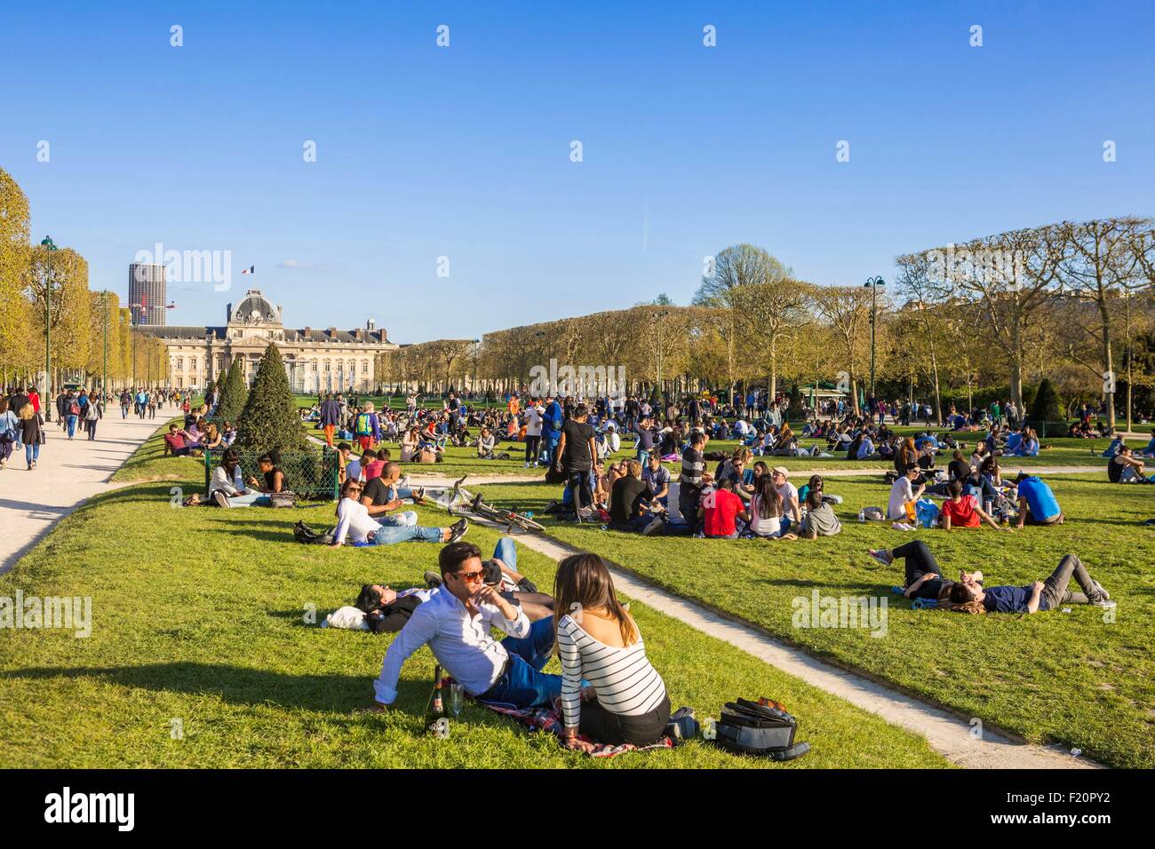 Francia, Parigi, zona elencata come patrimonio mondiale dall UNESCO, il Champ de Mars e l'Ecole Militaire in background Foto Stock