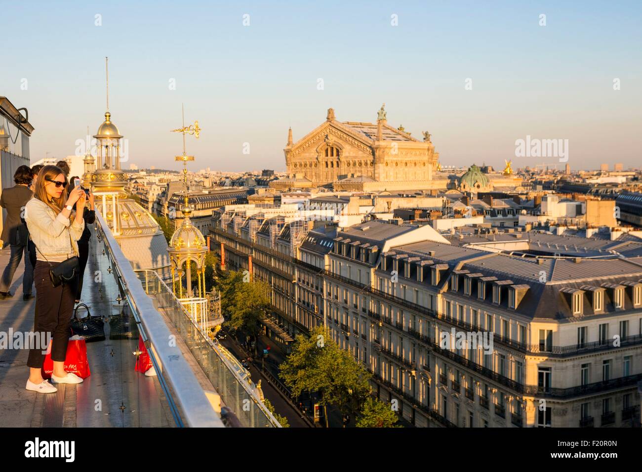 Francia, Parigi, il Printemps department store, il bar con terrazza sul tetto, l'Opera Garnier sul retro Foto Stock